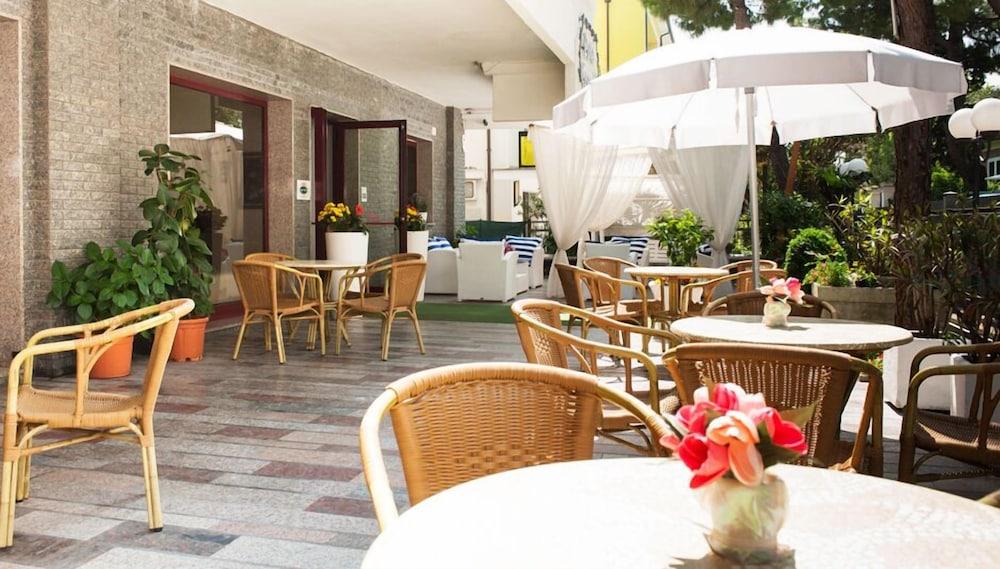 Hotel Capinera リミニ エクステリア 写真