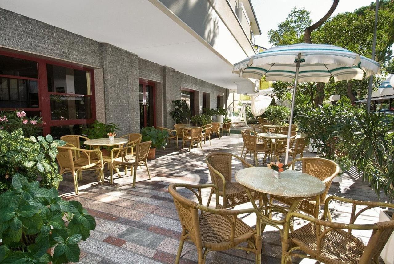 Hotel Capinera リミニ エクステリア 写真